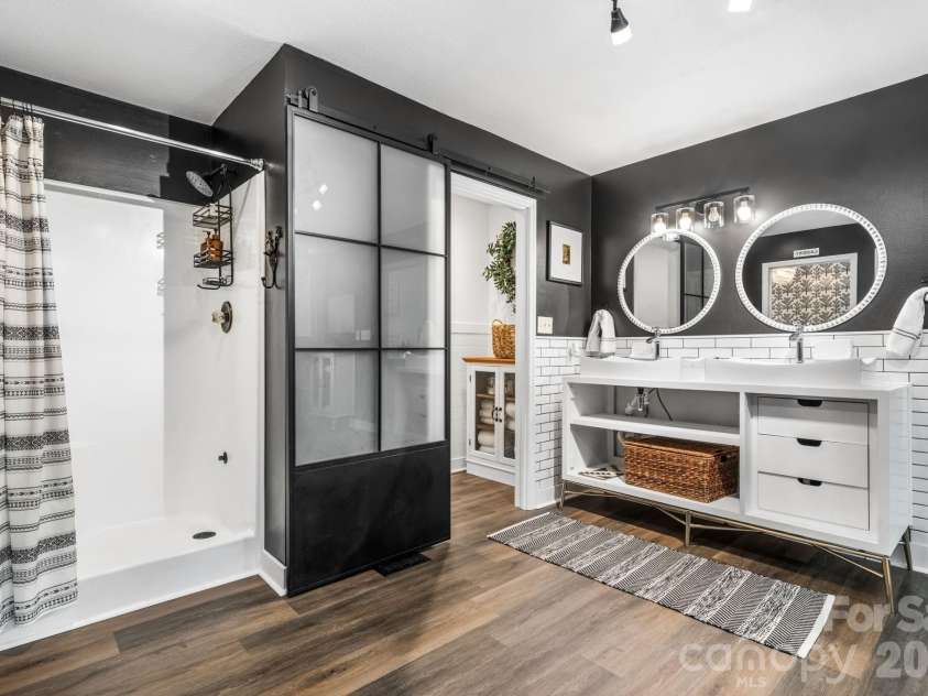1314 Shirebourn Drive, Hickory, NC 28602.  MLS# CAR4385910, YatesRealty ID 32030. 