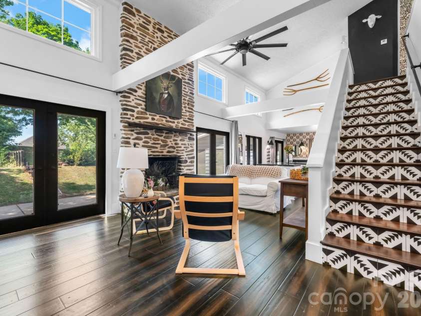 1314 Shirebourn Drive, Hickory, NC 28602.  MLS# CAR4385910, YatesRealty ID 32030. 