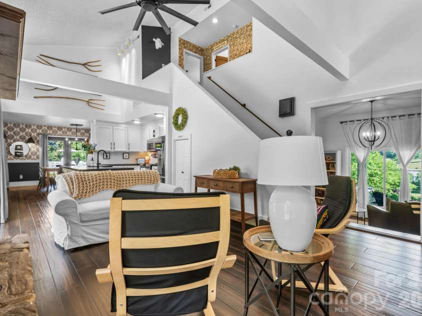 1314 Shirebourn Drive, Hickory, NC 28602.  MLS# CAR4385910, YatesRealty ID 32030. 