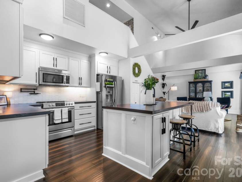 1314 Shirebourn Drive, Hickory, NC 28602.  MLS# CAR4385910, YatesRealty ID 32030. 