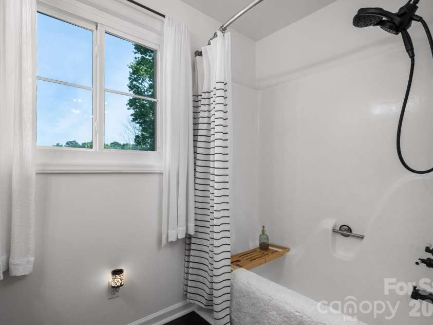 1314 Shirebourn Drive, Hickory, NC 28602.  MLS# CAR4385910, YatesRealty ID 32030. 