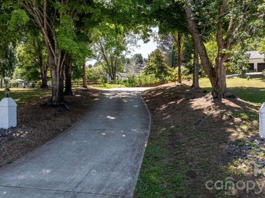 1314 Shirebourn Drive, Hickory, NC 28602.  MLS# CAR4385910, YatesRealty ID 32030. 
