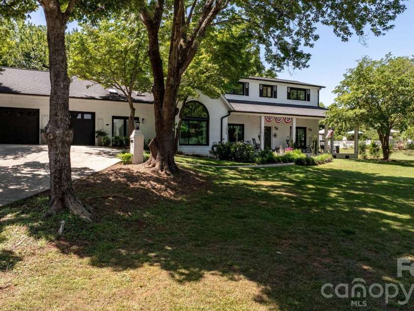 1314 Shirebourn Drive, Hickory, NC 28602.  MLS# CAR4385910, YatesRealty ID 32030. 