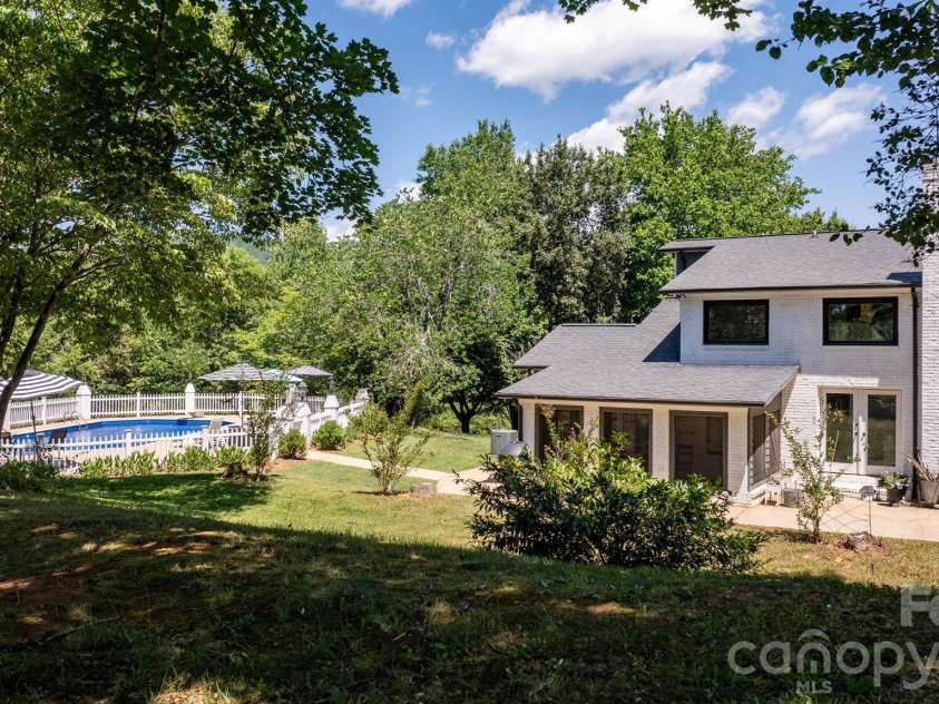 1314 Shirebourn Drive, Hickory, NC 28602.  MLS# CAR4385910, YatesRealty ID 32030. 