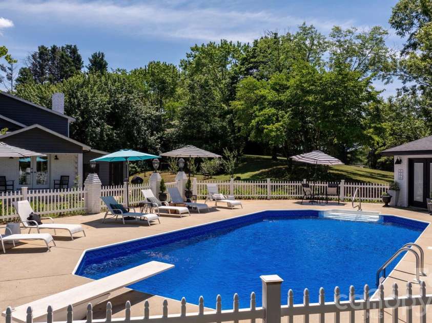 1314 Shirebourn Drive, Hickory, NC 28602.  MLS# CAR4385910, YatesRealty ID 32030. 