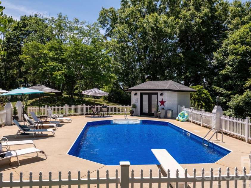 1314 Shirebourn Drive, Hickory, NC 28602.  MLS# CAR4385910, YatesRealty ID 32030. 
