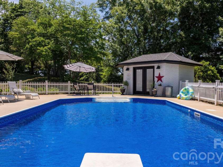 1314 Shirebourn Drive, Hickory, NC 28602.  MLS# CAR4385910, YatesRealty ID 32030. 