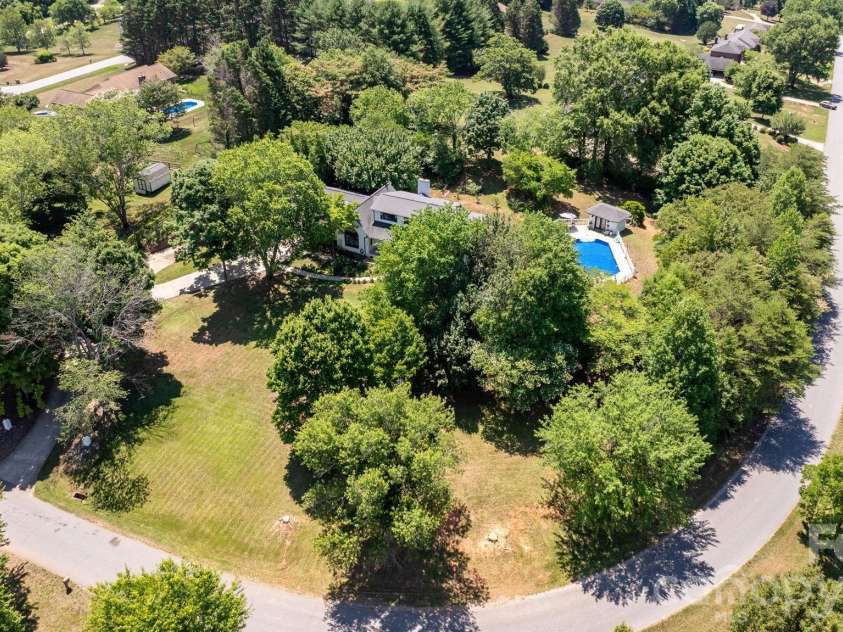 1314 Shirebourn Drive, Hickory, NC 28602.  MLS# CAR4385910, YatesRealty ID 32030. 