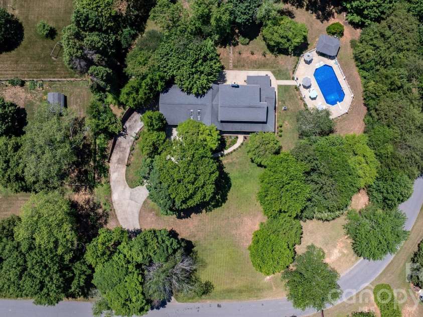 1314 Shirebourn Drive, Hickory, NC 28602.  MLS# CAR4385910, YatesRealty ID 32030. 