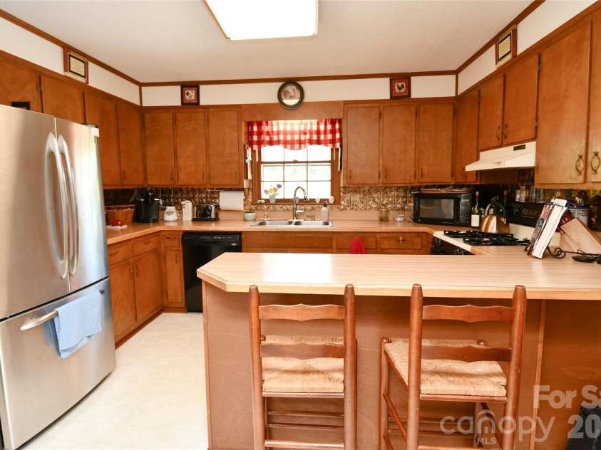 72 Ridgetop Lane, Spruce Pine, NC 28777.  MLS# CAR4390780, YatesRealty ID 32032. 