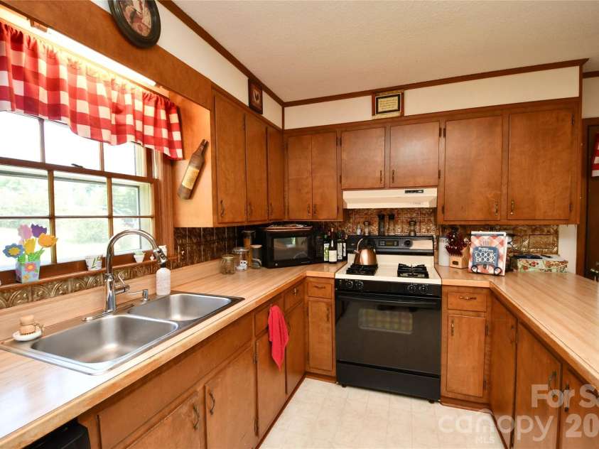 72 Ridgetop Lane, Spruce Pine, NC 28777.  MLS# CAR4390780, YatesRealty ID 32032. 