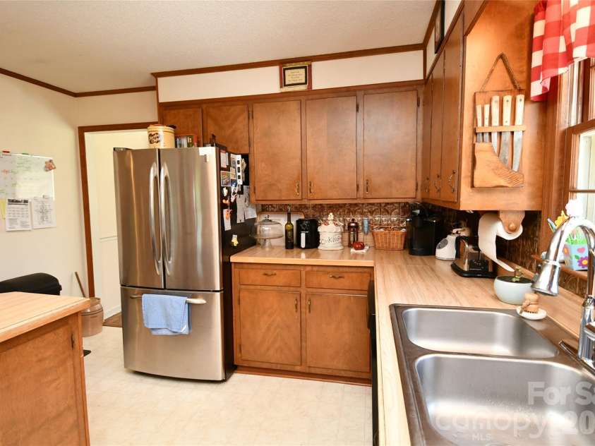 72 Ridgetop Lane, Spruce Pine, NC 28777.  MLS# CAR4390780, YatesRealty ID 32032. 