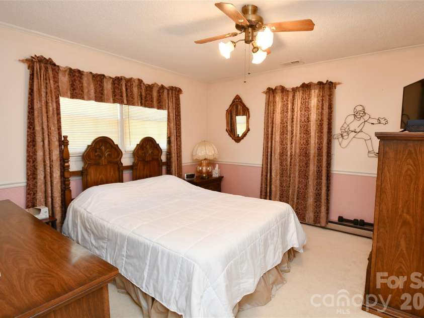 72 Ridgetop Lane, Spruce Pine, NC 28777.  MLS# CAR4390780, YatesRealty ID 32032. 