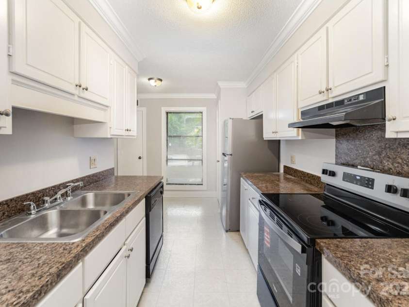 7925 Charter Oak Lane, Charlotte, NC 28226.  MLS# CAR4289065, YatesRealty ID 32032. 