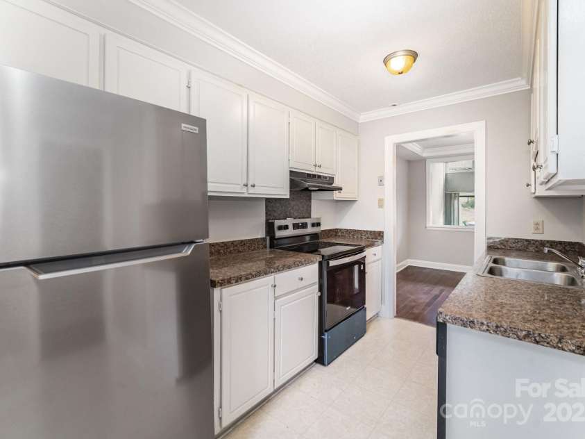 7925 Charter Oak Lane, Charlotte, NC 28226.  MLS# CAR4289065, YatesRealty ID 32032. 