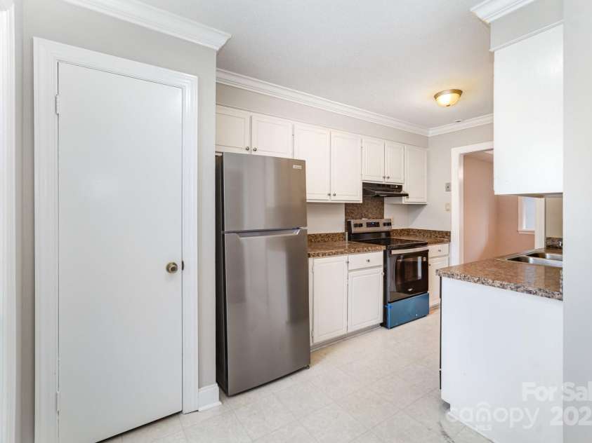 7925 Charter Oak Lane, Charlotte, NC 28226.  MLS# CAR4289065, YatesRealty ID 32032. 