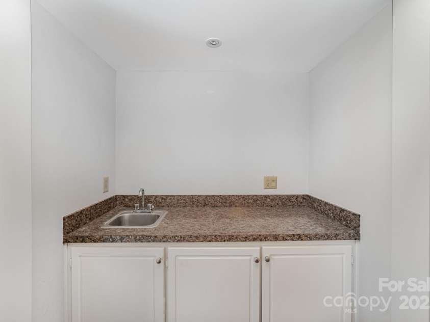 7925 Charter Oak Lane, Charlotte, NC 28226.  MLS# CAR4289065, YatesRealty ID 32032. 