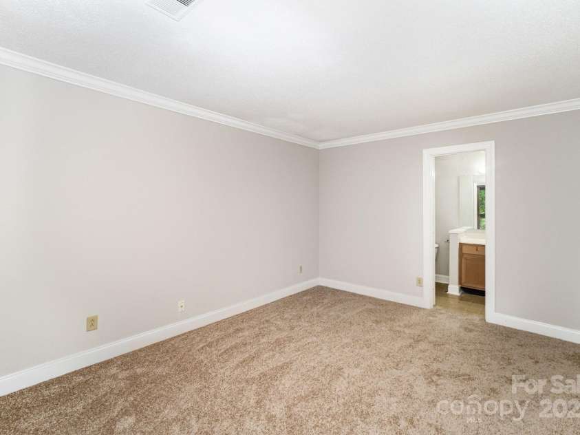 7925 Charter Oak Lane, Charlotte, NC 28226.  MLS# CAR4289065, YatesRealty ID 32032. 