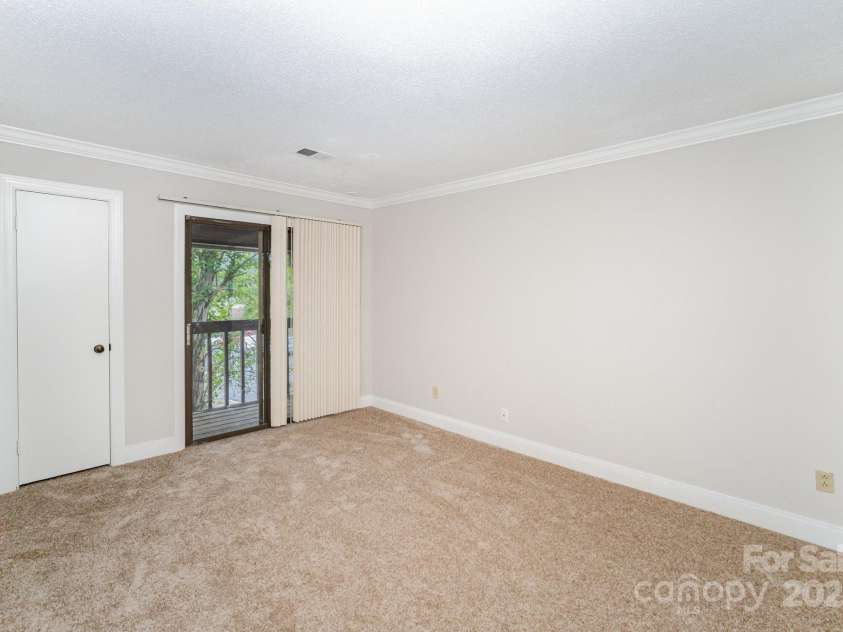 7925 Charter Oak Lane, Charlotte, NC 28226.  MLS# CAR4289065, YatesRealty ID 32032. 