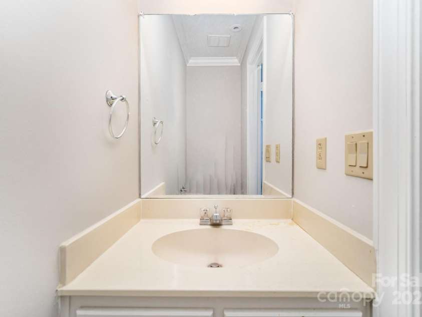 7925 Charter Oak Lane, Charlotte, NC 28226.  MLS# CAR4289065, YatesRealty ID 32032. 