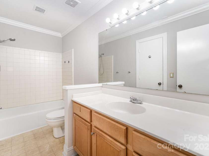 7925 Charter Oak Lane, Charlotte, NC 28226.  MLS# CAR4289065, YatesRealty ID 32032. 