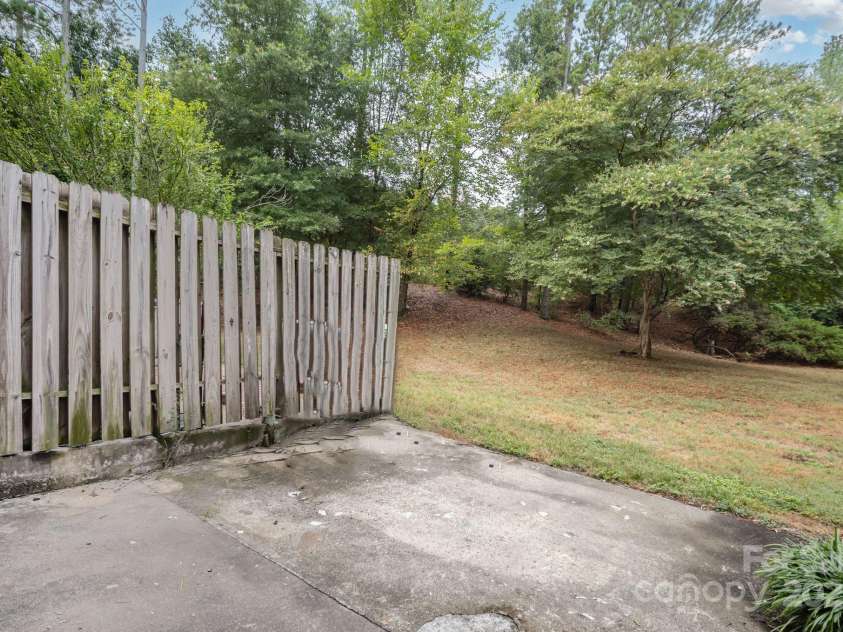 7925 Charter Oak Lane, Charlotte, NC 28226.  MLS# CAR4289065, YatesRealty ID 32032. 