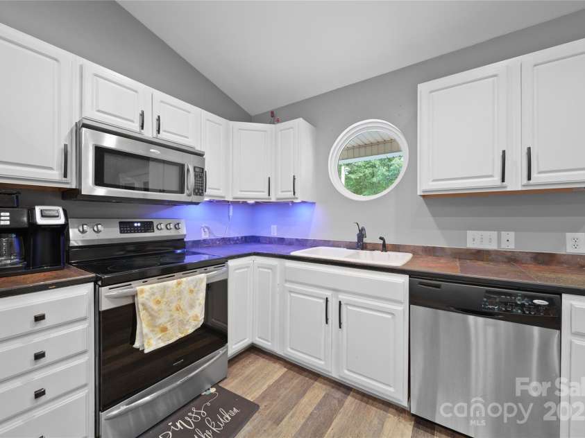 147 Hedgeline Drive, Troy, NC 27371.  MLS# CAR4278017, YatesRealty ID 32036. Kitchen