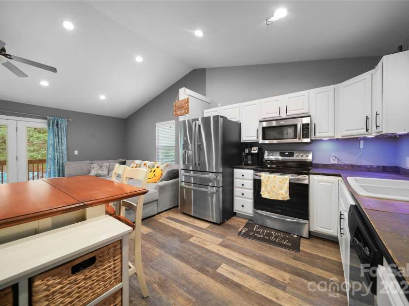 147 Hedgeline Drive, Troy, NC 27371.  MLS# CAR4278017, YatesRealty ID 32036. Kitchen