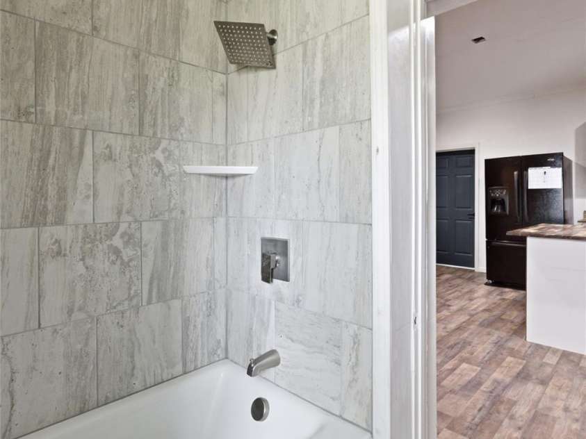 802 Canal Road, Lockhart, SC 29364.  MLS# CAR4392852, YatesRealty ID 32038. Full Bathroom has new bathtub