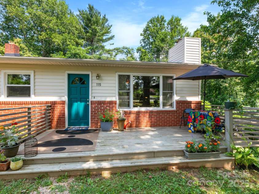 115 Chapman Drive, Asheville, NC 28805.  MLS# CAR4217914, YatesRealty ID 32039. 