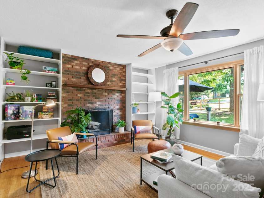 115 Chapman Drive, Asheville, NC 28805.  MLS# CAR4217914, YatesRealty ID 32039. 