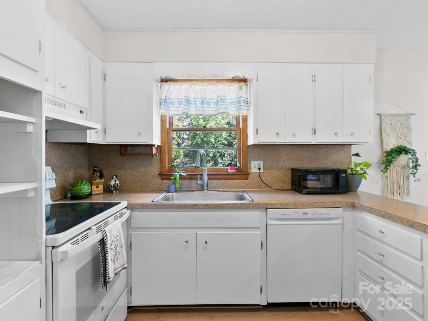 115 Chapman Drive, Asheville, NC 28805.  MLS# CAR4217914, YatesRealty ID 32039. 