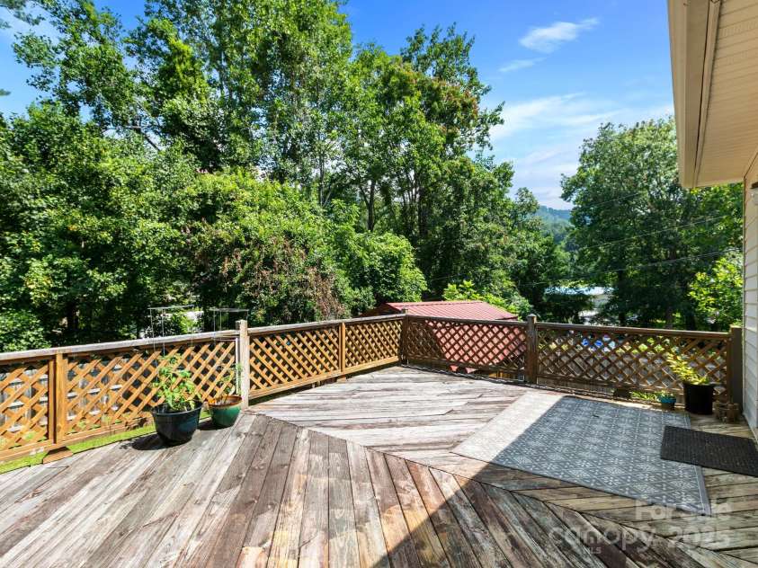 115 Chapman Drive, Asheville, NC 28805.  MLS# CAR4217914, YatesRealty ID 32039. 