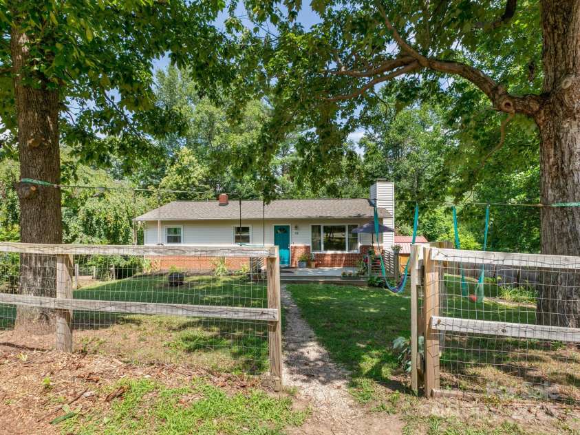 115 Chapman Drive, Asheville, NC 28805.  MLS# CAR4217914, YatesRealty ID 32039. 