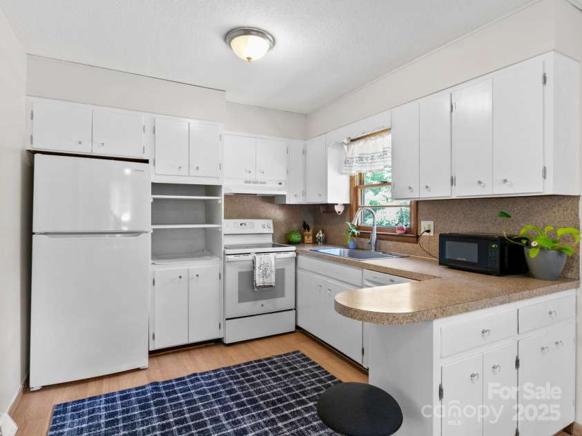 115 Chapman Drive, Asheville, NC 28805.  MLS# CAR4217914, YatesRealty ID 32039. Freshly Painted Kitchen