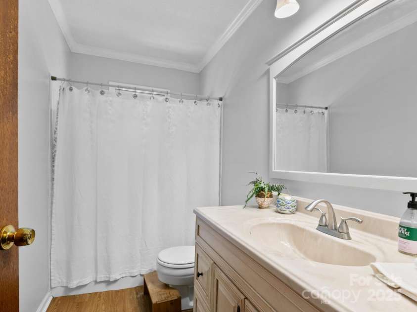 115 Chapman Drive, Asheville, NC 28805.  MLS# CAR4217914, YatesRealty ID 32039. Upstairs Bath