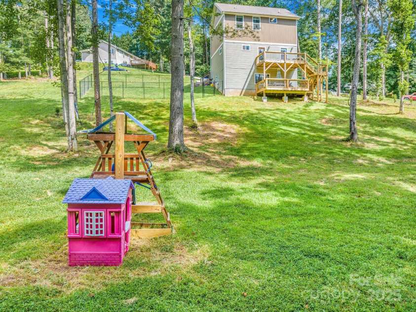 107 Mears Ridge Drive, Asheville, NC 28806.  MLS# CAR4274552, YatesRealty ID 32040. 