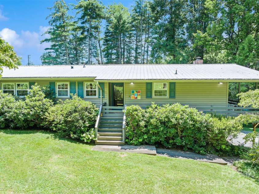 975 Buchanan Loop, Sylva, NC 28779.  MLS# CAR4278810, YatesRealty ID 32041. 