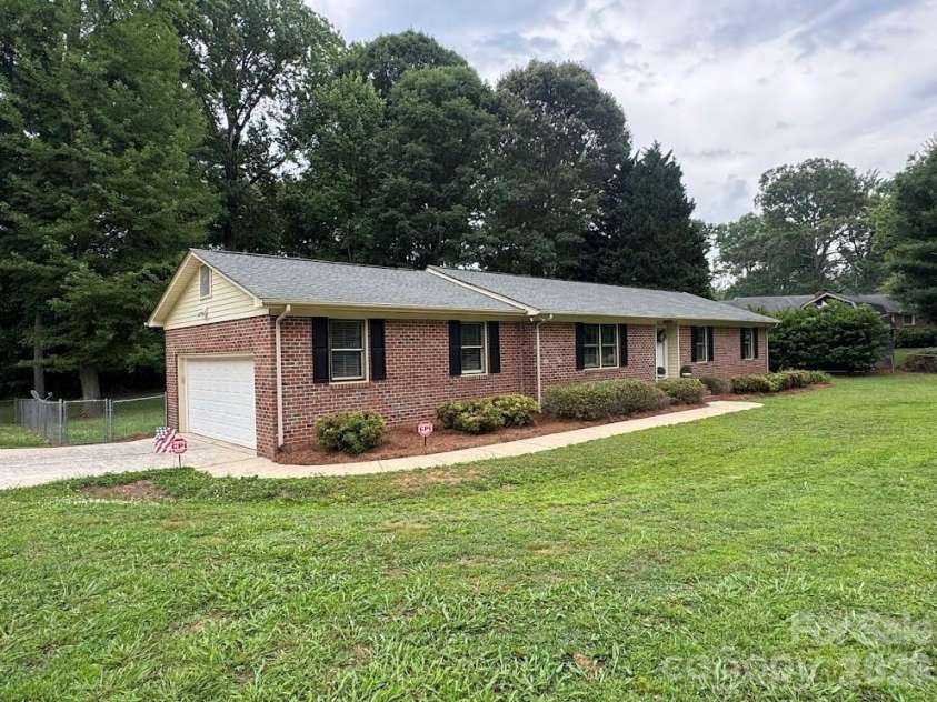 9409 Wedgewood Drive, Huntersville, NC 28078.  MLS# CAR4385553, YatesRealty ID 32043. 2 car garage