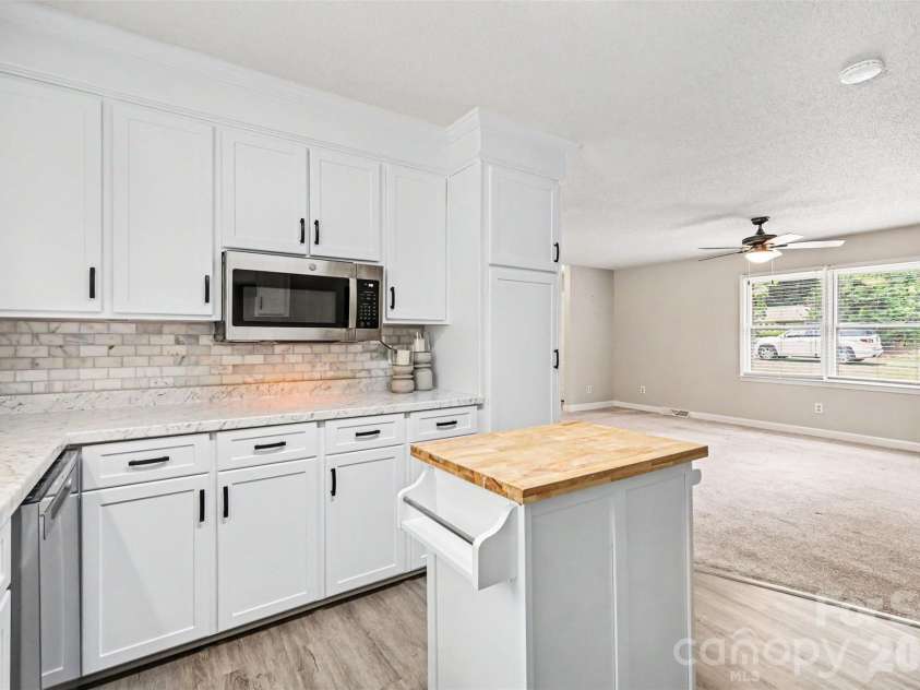 9409 Wedgewood Drive, Huntersville, NC 28078.  MLS# CAR4385553, YatesRealty ID 32043. 