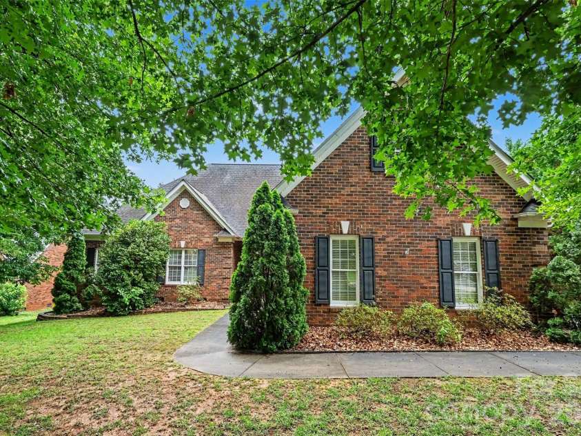 172 Eaglecrest Drive, Matthews, NC 28104.  MLS# CAR4387167, YatesRealty ID 32044. 
