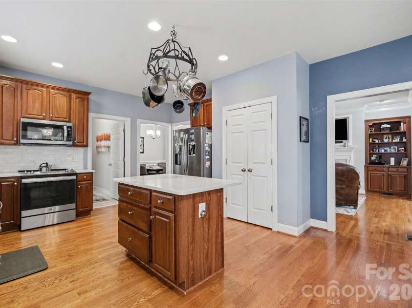 172 Eaglecrest Drive, Matthews, NC 28104.  MLS# CAR4387167, YatesRealty ID 32044. 