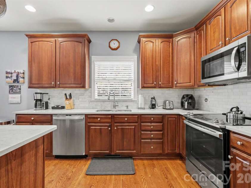172 Eaglecrest Drive, Matthews, NC 28104.  MLS# CAR4387167, YatesRealty ID 32044. 