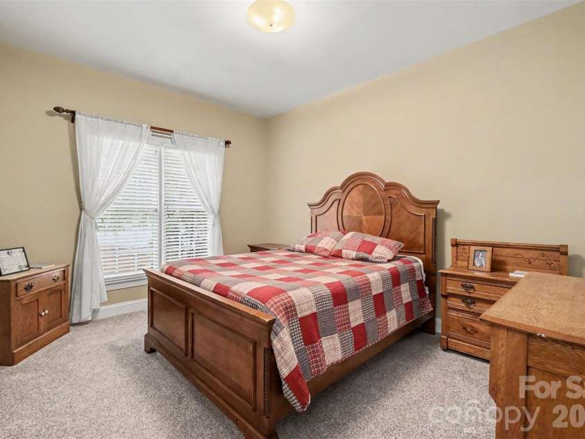172 Eaglecrest Drive, Matthews, NC 28104.  MLS# CAR4387167, YatesRealty ID 32044. 