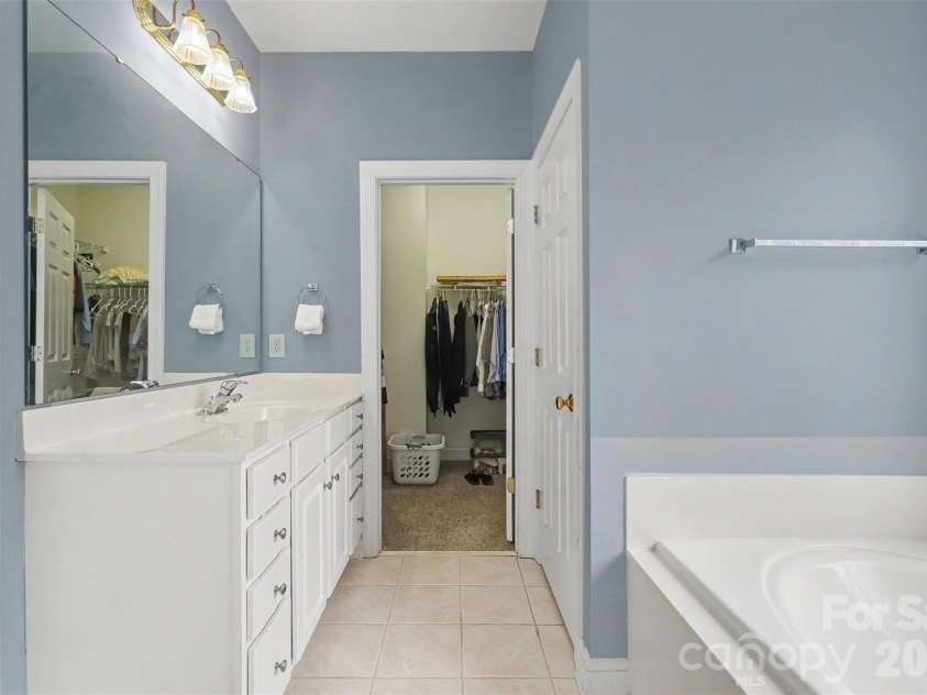 172 Eaglecrest Drive, Matthews, NC 28104.  MLS# CAR4387167, YatesRealty ID 32044. 