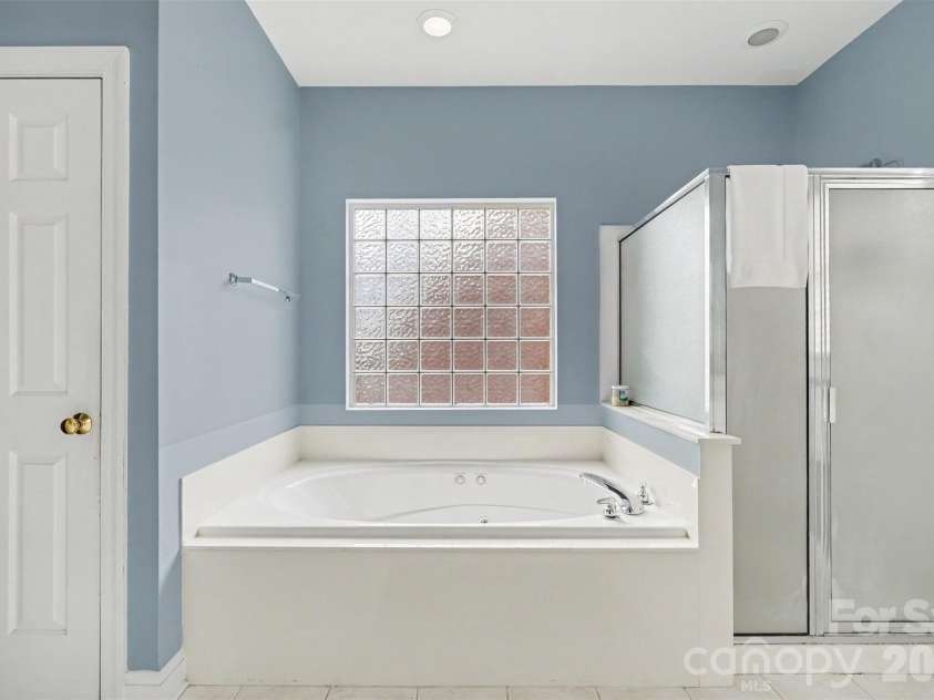 172 Eaglecrest Drive, Matthews, NC 28104.  MLS# CAR4387167, YatesRealty ID 32044. 
