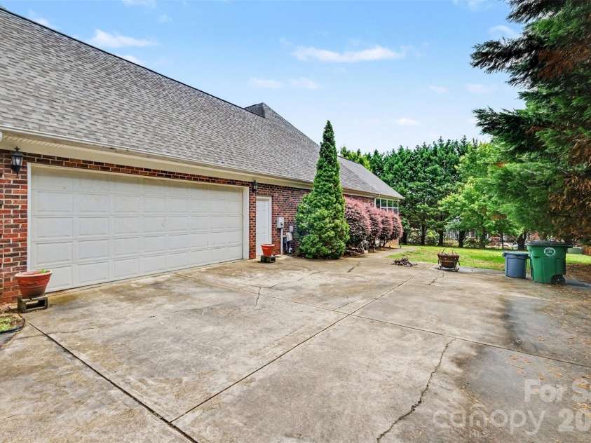 172 Eaglecrest Drive, Matthews, NC 28104.  MLS# CAR4387167, YatesRealty ID 32044. 