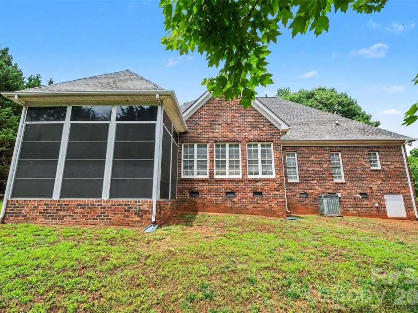 172 Eaglecrest Drive, Matthews, NC 28104.  MLS# CAR4387167, YatesRealty ID 32044. 