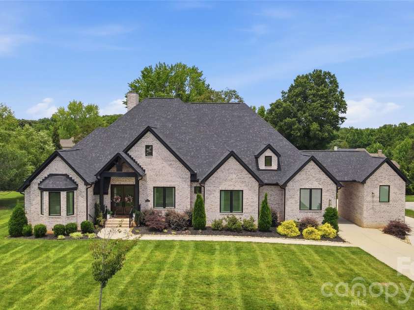 10035 Whispering Falls Avenue, Charlotte, NC 28227.  MLS# CAR4393646, YatesRealty ID 32047. Welcome to 10035 Whispering Falls Ave.