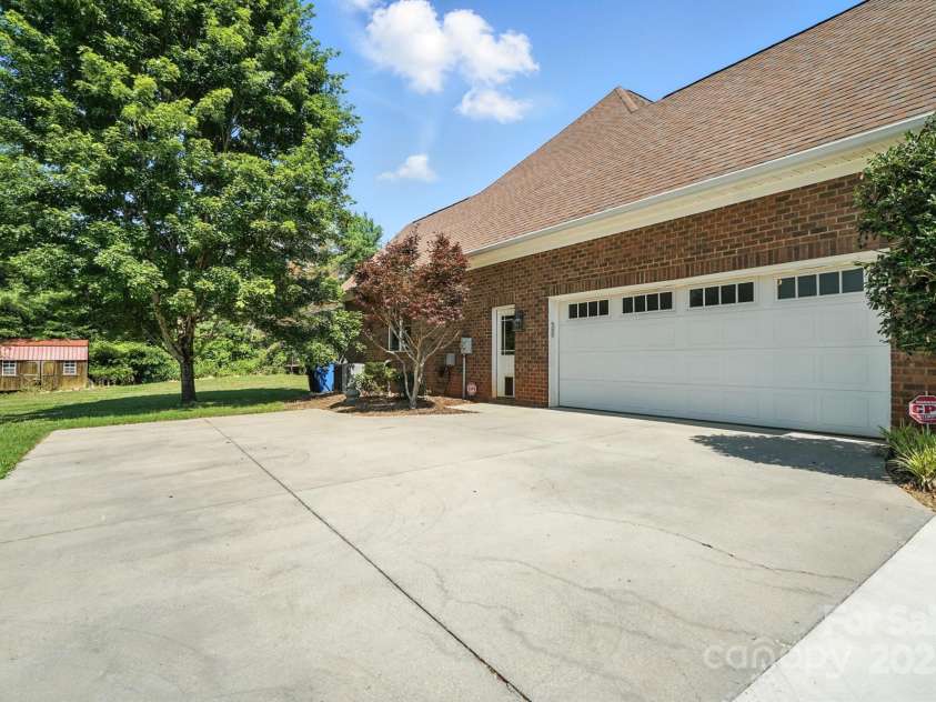 170 Saint James Way, Salisbury, NC 28147.  MLS# CAR4275356, YatesRealty ID 32049. Plenty of Parking